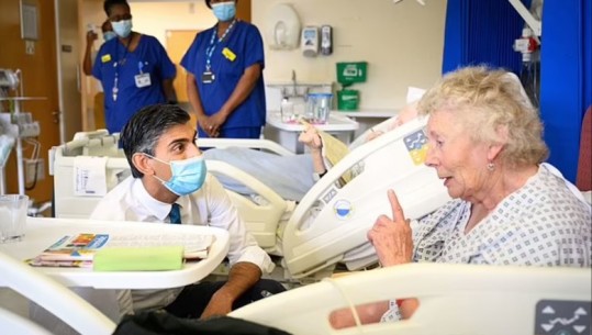 I bëri vizitë në spital, pacientja e bën për ‘ujë të ftohtë’ kryeministrin e ri britanik (VIDEO)