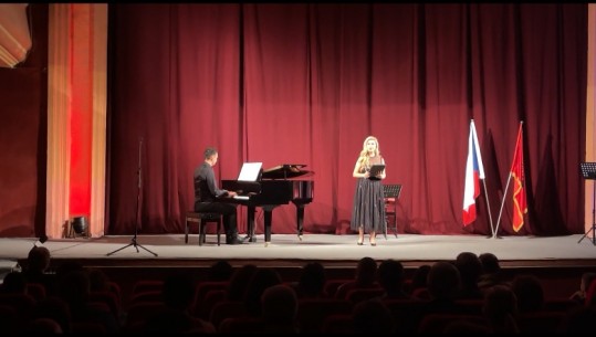 Kremtohet 100-vjetori i marrëdhënieve diplomatike Çeki-Shqipëri! Koncerti me muzikë klasike ‘mbërthen’ publikun e Vlorës