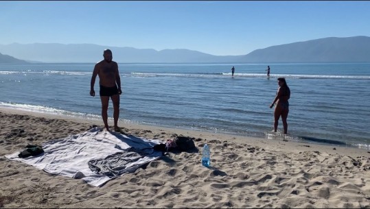​​​​​​​Vjeshta nuk ‘zmbraps’ pushuesit e huaj, zbarkojnë në plazhin e Vlorës! Turisti: Keni mot të shkëlqyer