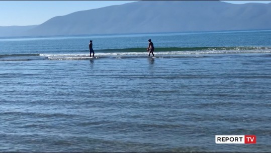 ​​​​​​​Vjeshta nuk ‘zmbraps’ pushuesit e huaj, zbarkojnë në plazhin e Vlorës! Turisti: Keni mot të shkëlqyer