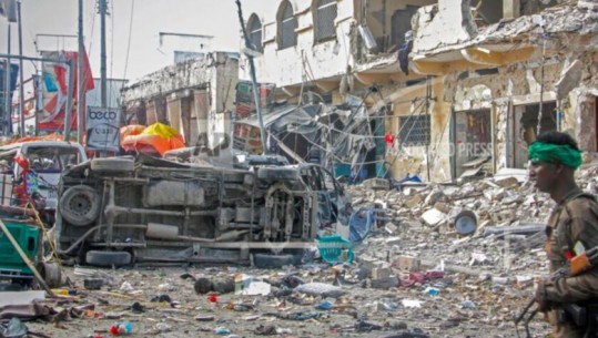 Sulme me makina bombë në Somali, të paktën 100 viktima