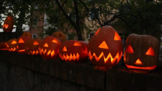 Inflacioni nuk i ndal shpenzimet e shqiptarëve për Halloween! Rritet kërkesa për kostume të frikshme krahasuar me periudhën para pandemisë