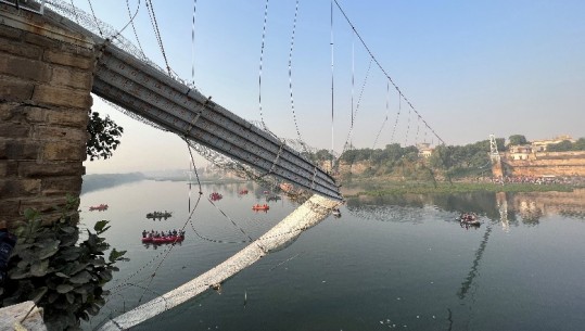Indi, mbi 100 persona të vdekur pas rrëzimit të urës! Si ndodhi aksidenti në orët e vona të natës (VIDEO)