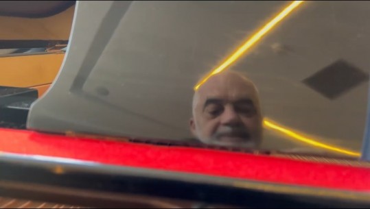 Kryeministri Rama nis ditën dhe muajin pranë një pianoje: Mirëmëngjesi nga Korça e bukur, ju uroj një ditë të mbarë