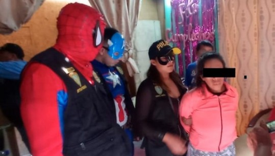 VIDEO/ Mënyra e veçantë e Policisë peruane për të kryer operacionin antidrogë! Të veshur si 'Spider man', efektivët arrestojnë 4 trafikantët