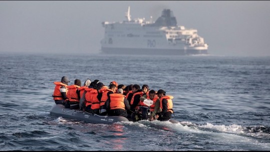 Qindra emigrantë mbërrijnë çdo ditë me gomone, ministri britanik i Migracionit: Të kthehen mbrapsht në një port francez