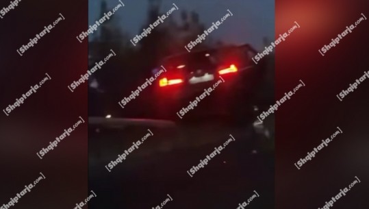 Aksident në Tiranë! Përplasen dy makina, njëra përfundon mbi trafik-ndarëse (VIDEO)