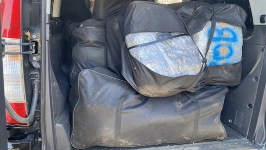 Janinë/ Kapen 375 kg kanabis në kufirin greko-shqiptar, dy të arrestuar! Droga po transportohej me një furgon të vjedhur