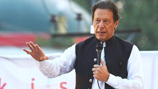 Atentat ndaj ish-kryeministrit pakistanez! Autori qëlloi mbi makinën e tij (VIDEO)