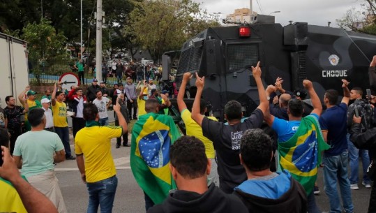 VIDEO/Makina vërshon mes protestuesve pro-Bolsonaro pas fitores së Lulës, arrestohet 28-vjeçari