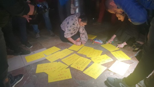Dhuna e infermiereve ndaj të moshuarës në Pejë, në rrjete sociale s'munguan reagimet! Në sheshin ‘Skënderbej’ nuk ka sensibilizim, as 10 persona në protestë
