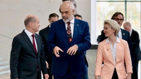 Nënshkrimi i tri marrëveshjeve në samitin e Berlinit, Rama ndan fotot krah kancelarit Scholz, Von der Leyen dhe krerëve të vendeve të Ballkanit Perëndimor 