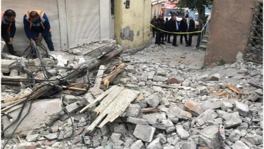Tërmet i fortë në Turqi, plagosen tre persona, u hodhën nga lartësitë në përpjekje për të dalë nga banesat