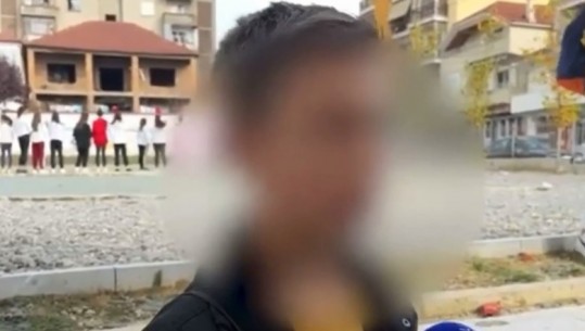 VIDEO/ Flet nxënësi i dhunuar nga mësuesi në Bilisht: Më ngriti në tabelë, por s’kisha mësuar dhe më ra me shpullë në faqe! Kishte pirë ndonjë gotë
