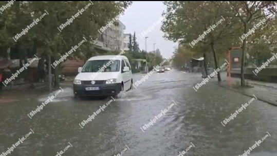 Moti i keq/ Përmbytje në Durrës! Pezullohet lundrimi i trageteve Sarandë-Korfuz! Kapiteneria: Të mos dalin në det as anijet e vogla! Disa fshatra në Lezhë pa drita (VIDEO)