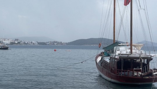 Moti i keq me shi e me erë të dendur/ Pezullohet lundrimi i trageteve Sarandë-Korfuz! Kapiteneria: Të mos dalin në det as anijet e vogla (VIDEO)