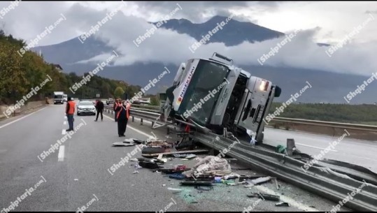 Aksident në autostradën Kukës-Morinë, përmbyset boti i ngarkuar me çimento (VIDEO)