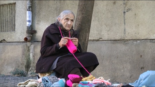 80 vjeçe, nënë Qamilja thur çorape për të bërë aq para sa të blejë bukë! Nusen e djalit e ka të sëmurë e kërkon ndihmë: Qaj nga inati, nuk jetohet kështu