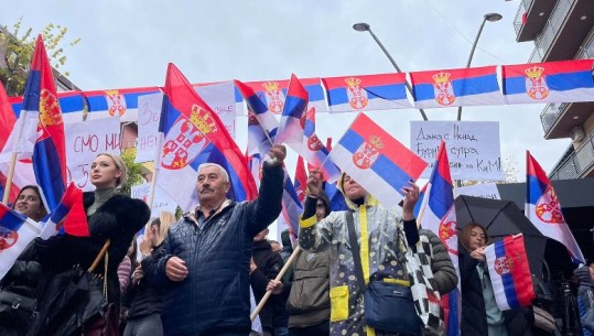 Largimi i Listës Serbe nga institucionet, serbët protestë në Mitrovicë për targat! Kryetarët e komunave në veri të Kosovës japin dorëheqjen
