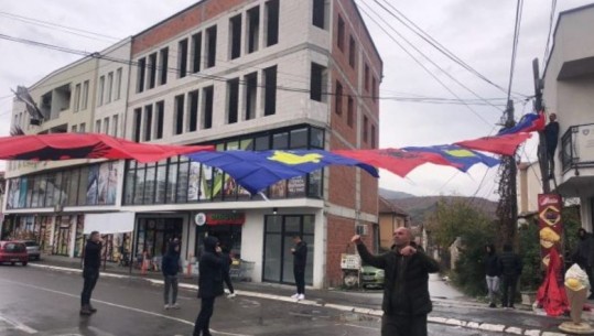 Me flamuj kuqezi, shqiptarët në Mitrovicë të Veriut i kundërpërgjigjen protestës së serbëve: Jemi këtu, nuk largohemi