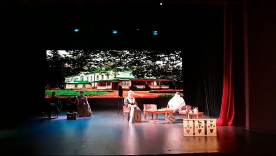 Vihet për herë të parë në skenën e teatrit të Fierit shfaqja ‘Çehovi i jep lamtumirën Tolstoit’, mban 'mbërthyer' publikun fierak