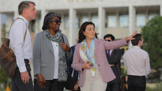 Ambasadorja e SHBA në OKB vizitë në Tiranë: Kënaqësi të bëja tur të sheshit 'Skënderbej' me Yuri Kim 