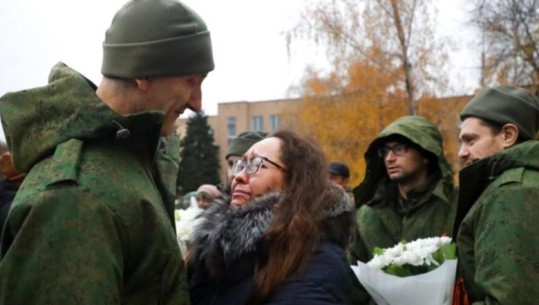 Ukraina liron ushtarakët rusë të kapur rob! Rusia vazhdon shkarkimet e komandatëve ushtarakë