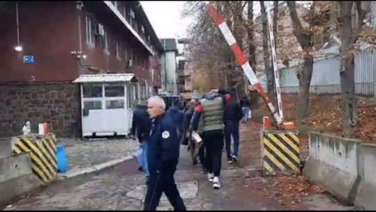 U dorëhoqën nga detyra, policët serbë në Kosovë dorëzojnë edhe armët: Po ikim për arsye personale