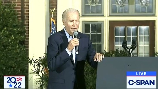 VIDEOLAJM/ Po mbante fjalim, Joe Biden pengohet në skenë