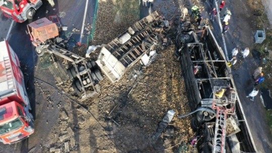 Tragjedi në Turqi/ Autobusi përplaset me dy kamionë, 7 viktima dhe 11 të plagosur