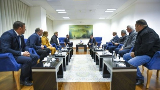 Kurti mbledh në takim me zyrtarët të komunave të Mitrovicës së Veriut, Zveçanit dhe Zubin Potokut