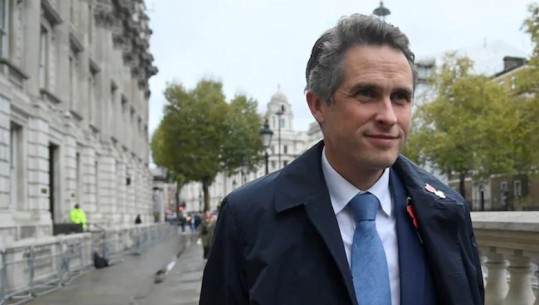Ministri britanik Williamson jep dorëheqjen pas mesazheve ngacmuese ndaj ish-shefes konservatore