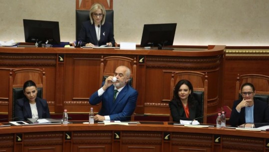 Çfarë nuk u pa në Kuvend/ Alibeaj debatonte me Ballën, Rama pinte kafenë i qetë dhe bisedonte me ministret