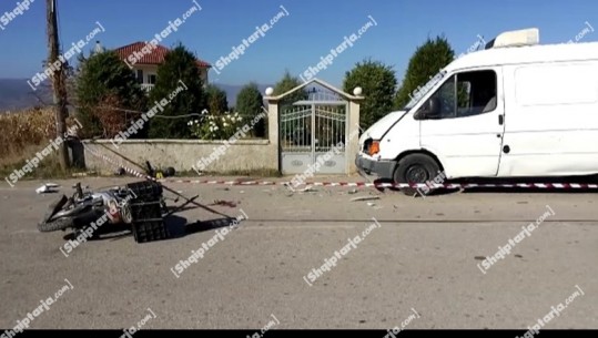 Aksident në aksin Korçë-Ersekë, mjeti përplaset me motorin! Plagoset një 58-vjeçar (VIDEO)