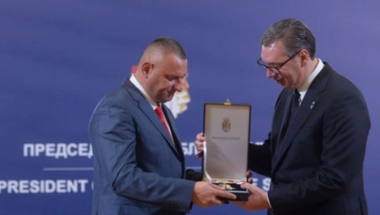Refuzuan urdhrat e Qeverisë së Kosovës, Vuçiç nderon me medaljen e artë për trimëri policët
