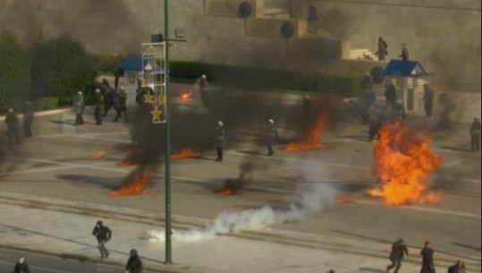 Përleshje në Athinë/ Policia hedh gaz lotsjellës, rrëfimet e qytetarëve
