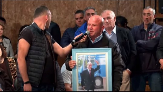 Qytetari në Tiranë anashkalon ‘hallet personale’ dhuratë për Berishën: Nder i kombit, hero i gjallë, të kam ndjekur pas 30 vite