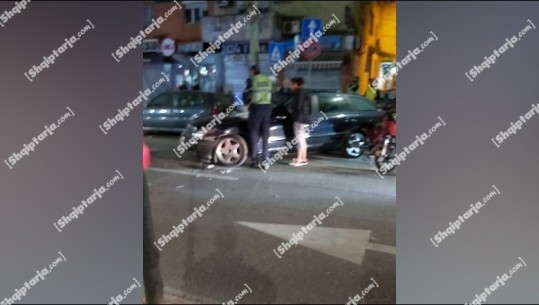 Aksident tek rruga e Kavajës në Tiranë, makina përplas drejtuesit e motorit! 1 i plagosur