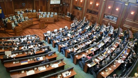 ‘Idiot, bandit, e sanksionuar nga Amerika’, ‘shfrenohet’ gjuha edhe në Kuvendin e Kosovës