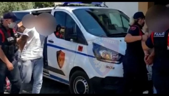 Nga Fushë-Kruja në Gjirokastër për të transportuar tre emigrantë të paligjshëm kundrejt fitimit, arrestohet 53 vjeçari