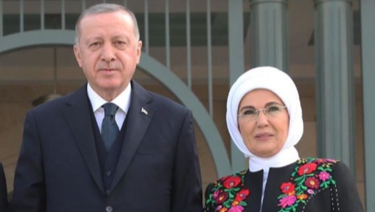 Erdogan dhe zonja e parë mbërrijnë në Uzbekistan për samitin turk