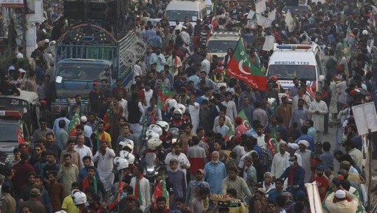 Pakistan/ Partia e ish-kryeministrit Imran Khan rifillon marshimin drejt kryeqytetit