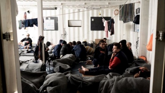 Rrezikonte të mbytej, anija 230 emigrantë ankorohet në portin francez