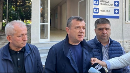 Balla viziton në spital kryebashkiakun e Divjakës: Një i çmendur mori thikën dhe e qëlloi! Produkt i ndasisë dhe përçarjes