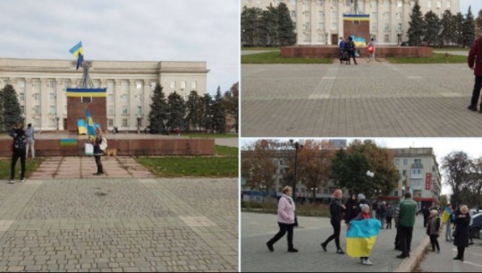 Ukrainasit hyjnë në qytetin Kherson dhe valëvisin flamujt në sheshin qendror