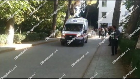 U plagos me thikë, kryebashkiaku i Divjakës niset për mjekim drejt Tiranës (VIDEO)