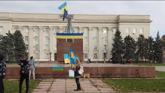 Lufta në Ukrainë/ Rusia tërheq trupat nga bregu perëndimor! Ukrainasit hyjnë në qytetin Kherson dhe valëvisin flamujt