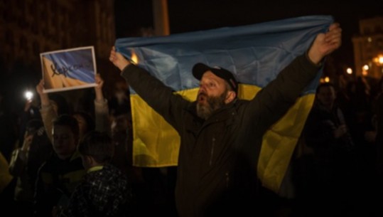 'Kherson është i yni', Zelensky publikon videon e ukrainasve që festojnë rimarrjen në kontroll të qytetit (VIDEO)