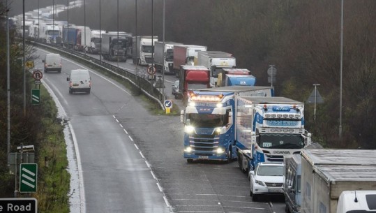 Emigrantët braktisin gomonet? Media britanike: Shqiptarët futen në Britani si ‘shoferë’ në kamionët me produkte Krishtlindjesh