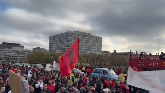Protesta në Londër, thirrjet e qindra emigrantëve në urën Westminster në Londër: O sa mirë me qen shqiptar (VIDEO)